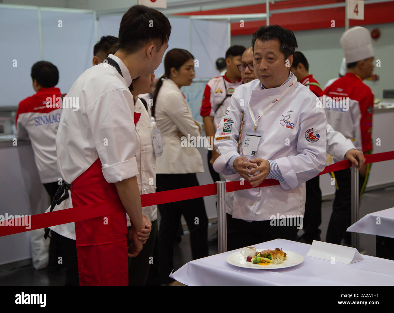 Bangkok, Thailand - 3. April 2019: Küchenchef Kommentar über Kandidat Essen in Thailand internationalen kulinarischen Cup 2019 Bei BITEC Stockfoto