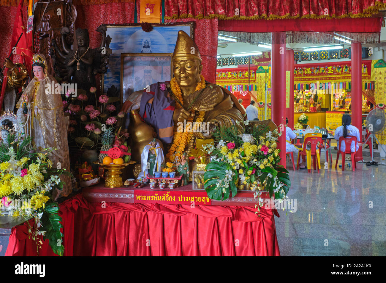 Zentrum: die Abbildung eines Arhat, im Theravada Buddhismus jemanden, der die Erleuchtung erlangt hat; bei Pud Jor Tempel, Phuket Town, Thailand Stockfoto