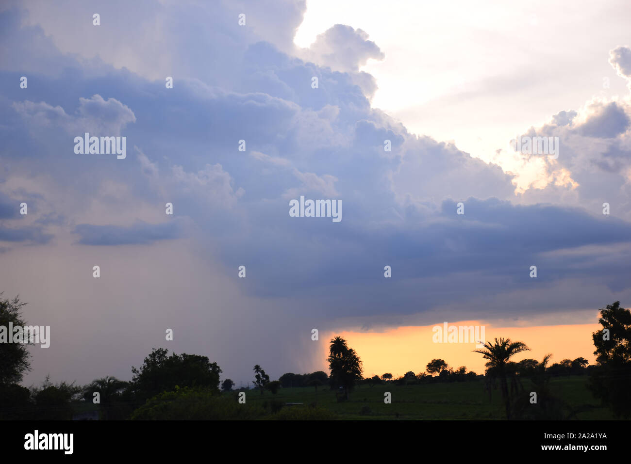 Sun Rise sun set Background, gelb, schwarz und orange Wolken im Himmel. Stockfoto