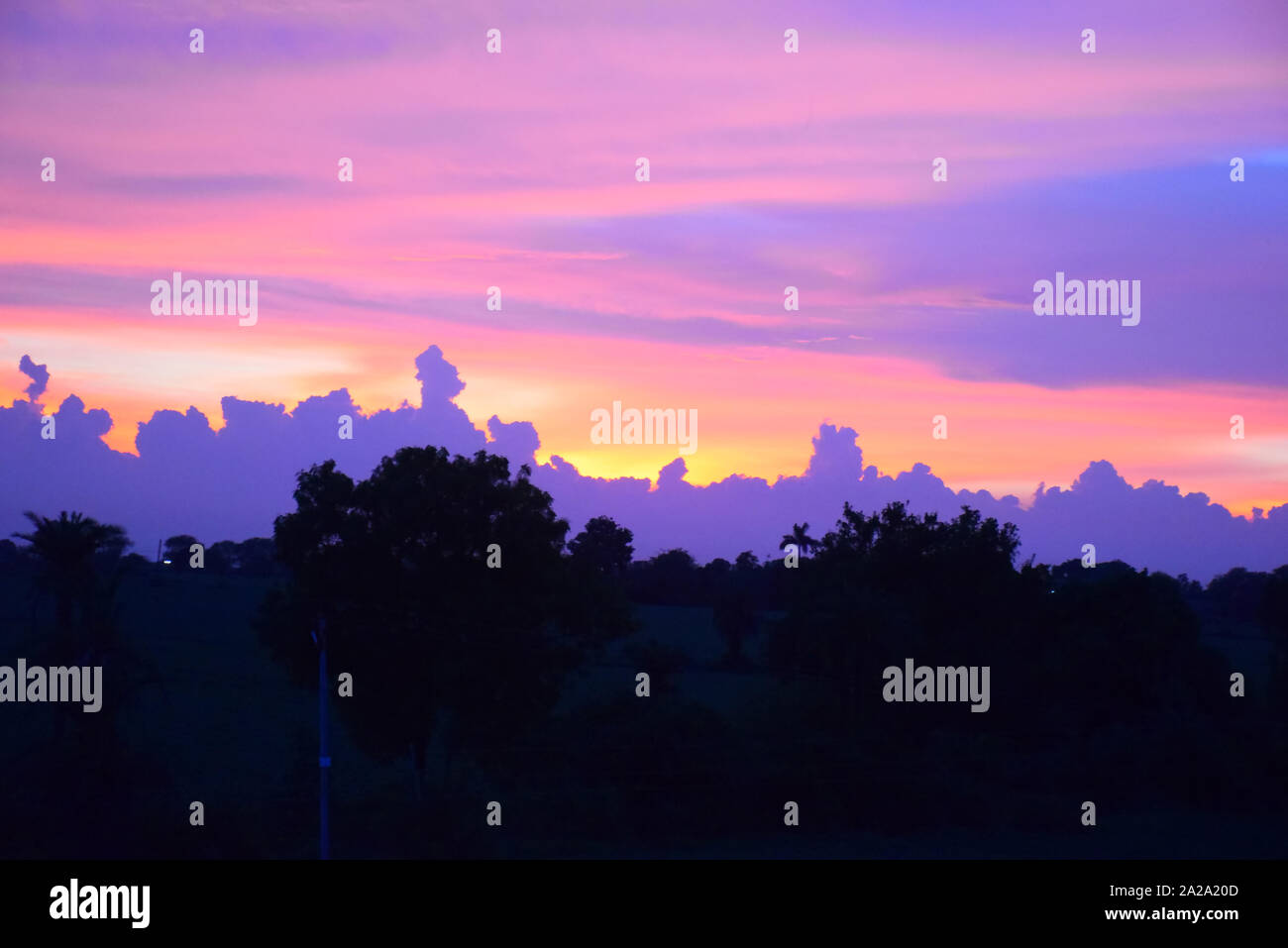 Sun Rise sun set Background, gelb, schwarz und orange Wolken im Himmel. Stockfoto