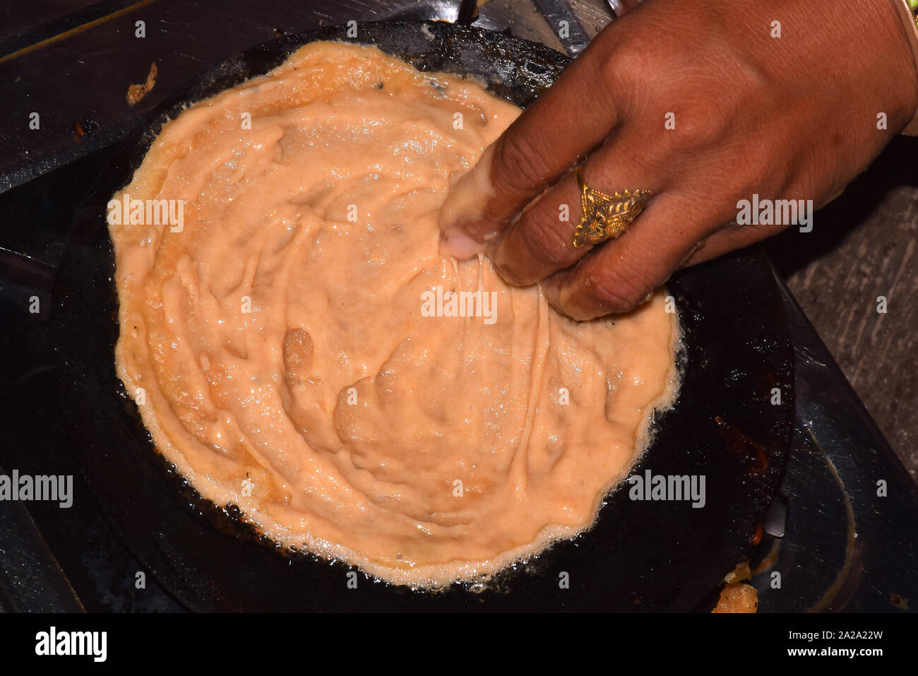 Knödel, einem indischen süße Speisen wird in Öl in einer Pfanne gebraten. Stockfoto