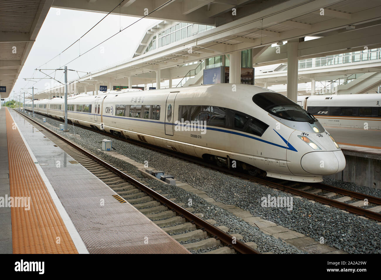 Huangshan, Provinz Anhui, China - Aug 12, 2019: Ein 8-Auto CRH 380 B Elektrische Hochgeschwindigkeitszug in der Huangshan Bahnhof Nord gesehen wird. Stockfoto