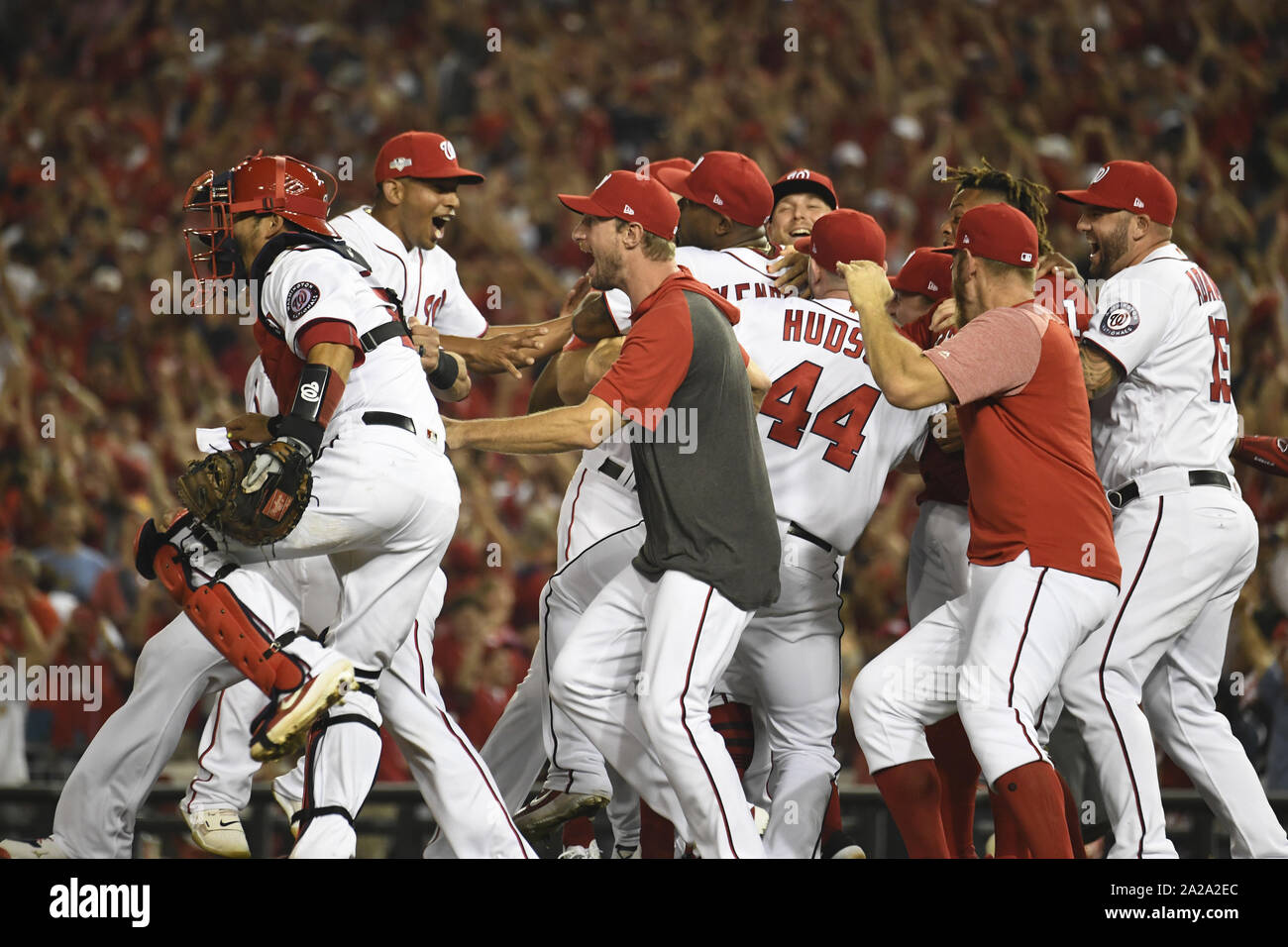 Washington, United States. 01 Okt, 2019. Washington Nationals Spieler feiern den Gewinn der Nationalen Liga Wildcard Spiel gegen die Milwaukee Brewers an den Angehörigen Park in Washington, DC am Dienstag, 1. Oktober 2019. Juan Soto fuhr in drei Durchläufe im achten Inning die Angehörigen ein 4-3 Sieg zu geben. Foto von Pat Benic/UPI Quelle: UPI/Alamy leben Nachrichten Stockfoto