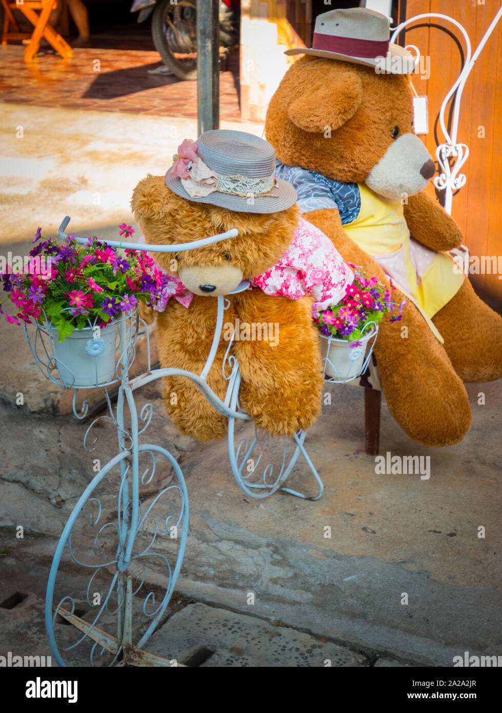 Teddybären sind Radfahrer nahm seinen Freund im Urlaub an Walking Street. Stockfoto