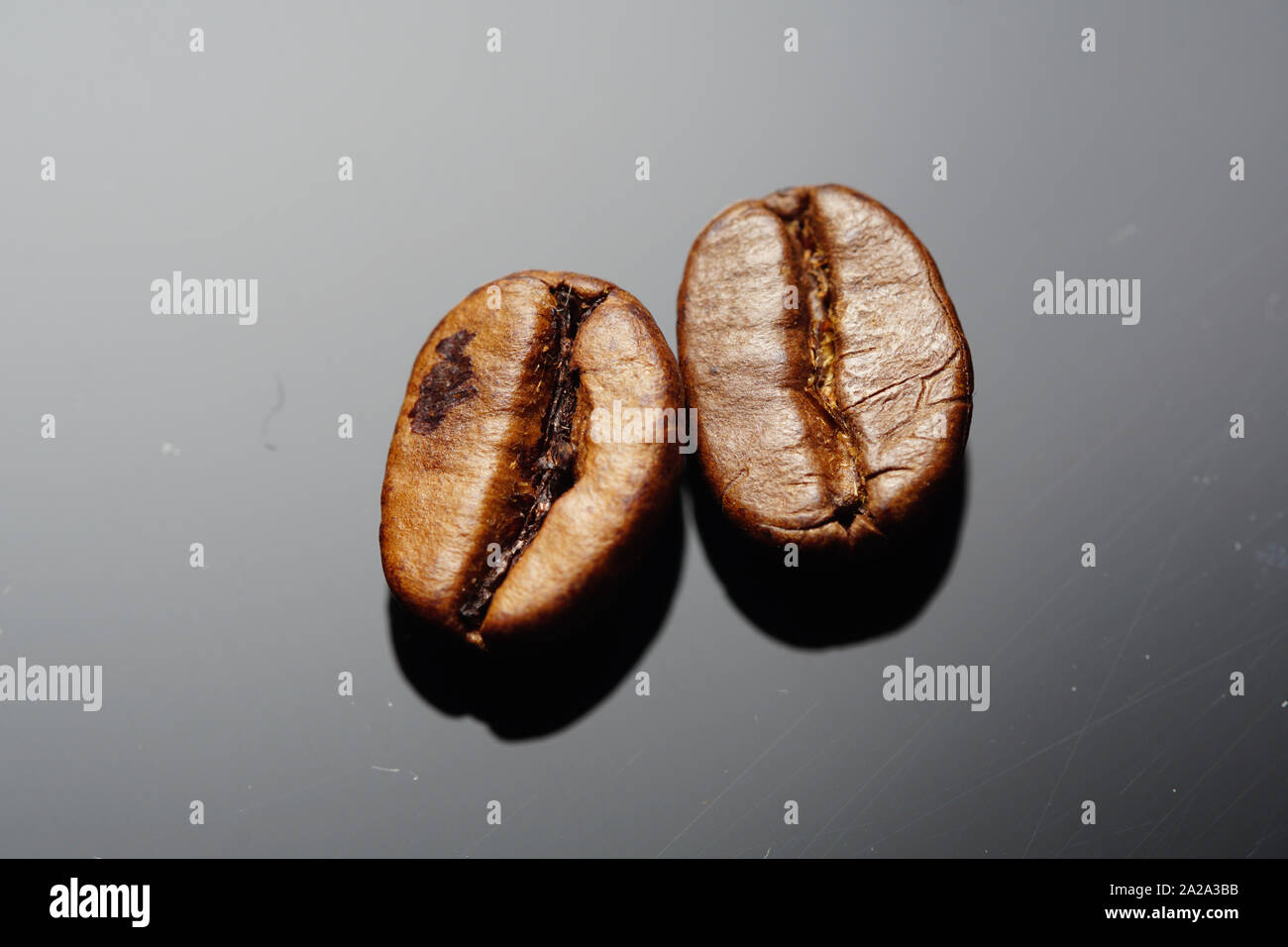 Nahaufnahme von Kaffeebohnen auf schwarzem Hintergrund Stockfoto