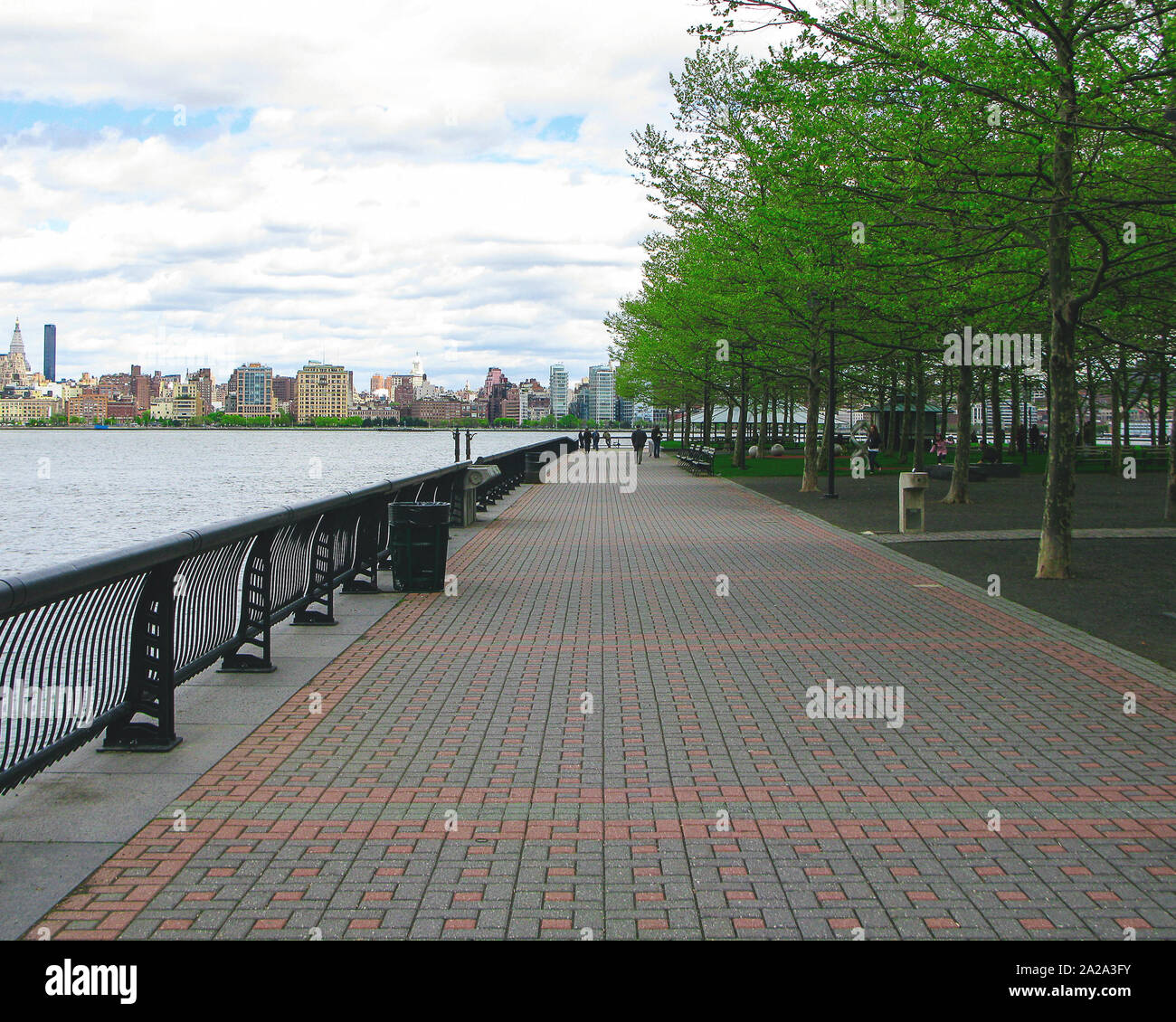 Fuhrende Leitungen Mit Blick Auf Den Hudson River Mit Einem Ziegelstein Gehweg Im Sommer Stockfotografie Alamy