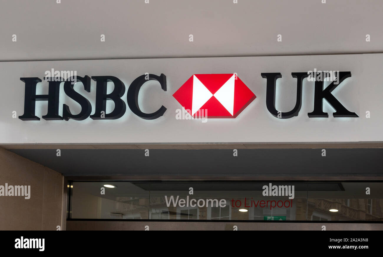 Logo und Schild über Eingang in eine britische Bank HSBC Stockfoto