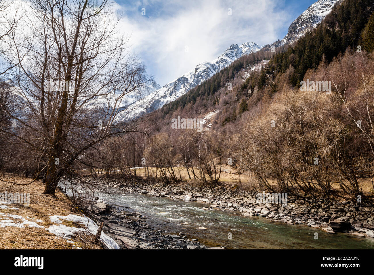 Stream (Ötztaler Ache) in Längenfeld im Ötztal im Frühling, mit Schnee noch auf dem Boden und auf die umliegenden Berge, Österreich Stockfoto