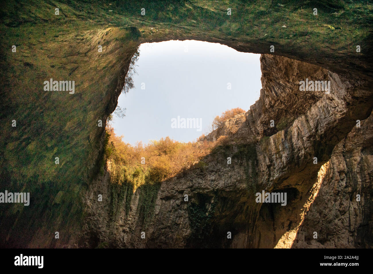 Blick in das Innere der Höhle in der Nähe von Devetaki Devetashka Dorf und Osam Fluss in Lowetsch, Bulgarien. Wunder der Natur. Eine der grössten Karsthöhle in den östlichen Eur Stockfoto