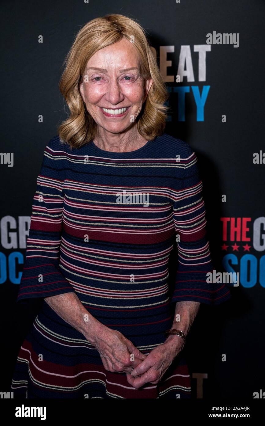 New York, NY, USA. 1. Okt, 2019. Doris Kearns Goodwin in der Ankunftshalle für die tolle Gesellschaft öffnung Nacht am Broadway, Vivian Beaumont Theater im Lincoln Center, New York, NY, 1. Oktober 2019. Credit: Mark Ashe/Everett Collection/Alamy leben Nachrichten Stockfoto