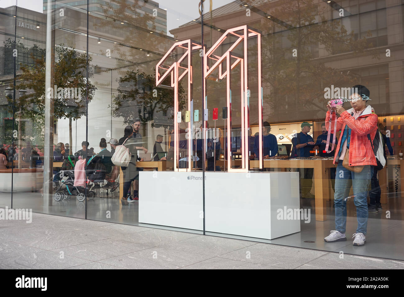 Portland, Oregon, USA - 26.September 2019: Pioneer Place Apple Store in der Innenstadt von Portland ist für die Freigabe der neuen I11 Serie eingerichtet. Stockfoto