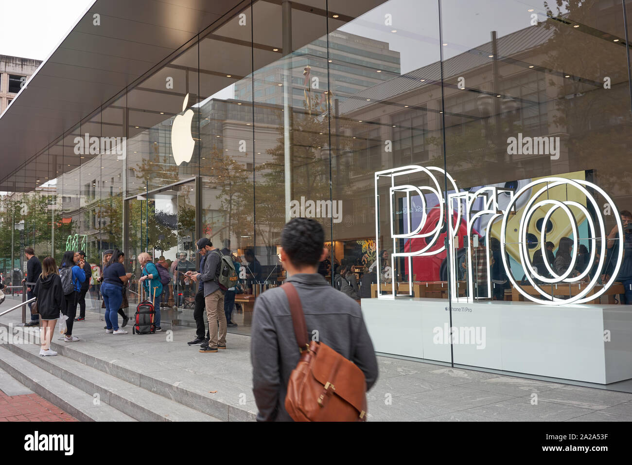 Portland, Oregon, USA - 26.September 2019: Pioneer Place Apple Store in der Innenstadt von Portland ist für die Freigabe der neuen I11 Serie eingerichtet. Stockfoto