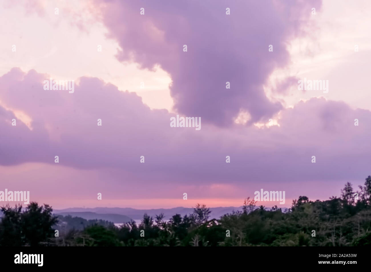 Sonnenuntergang, unter, Wolken, auf Junglighat, Portbalir, West, über, Rollen, Hügel, grüne Bäume, Andaman Inseln, Indien Stockfoto