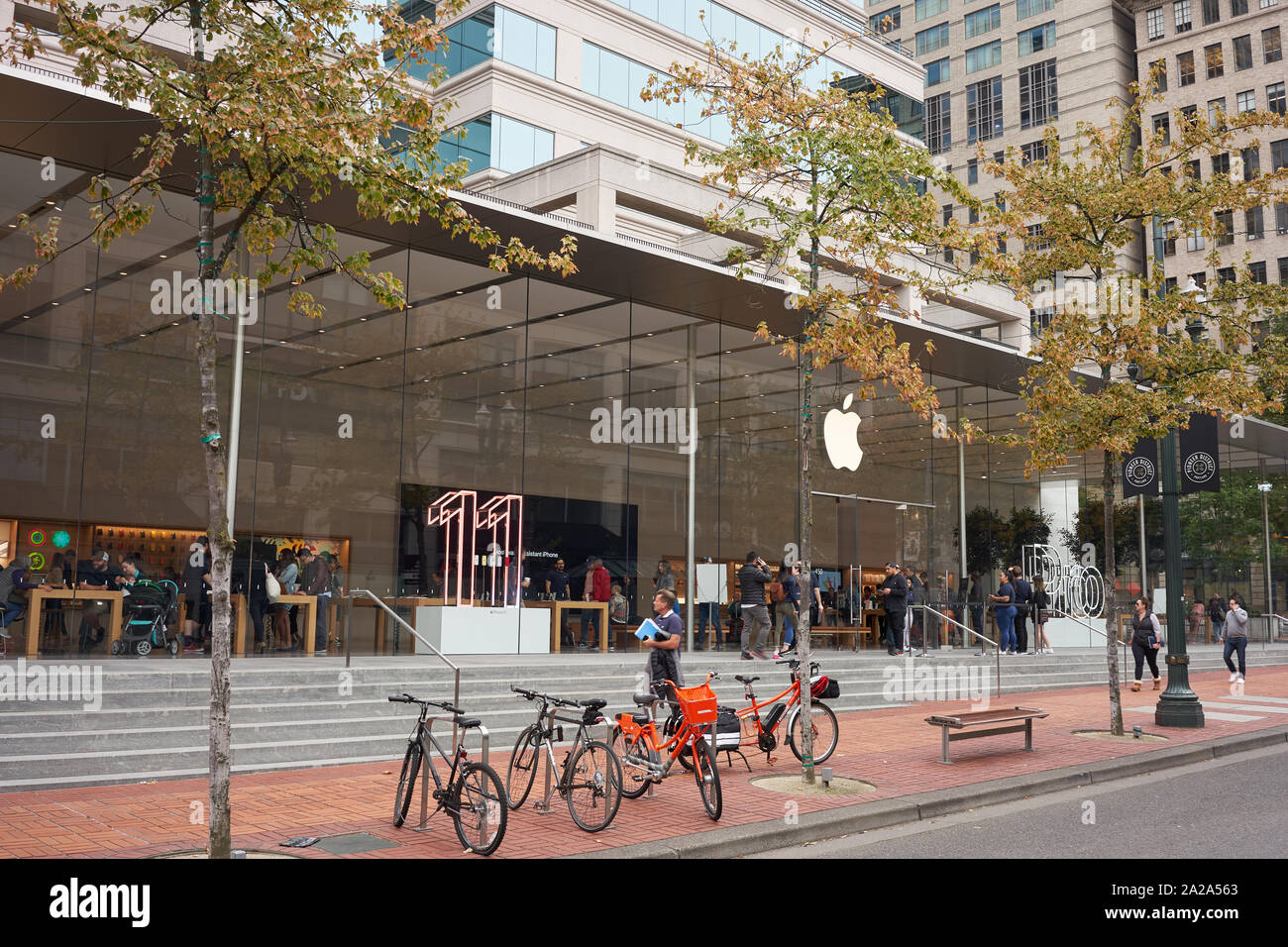 Portland, Oregon, USA - 26.September 2019: Pioneer Place Apple Store in der Innenstadt von Portland ist für die Freigabe der neuen I11 Serie eingerichtet. Stockfoto