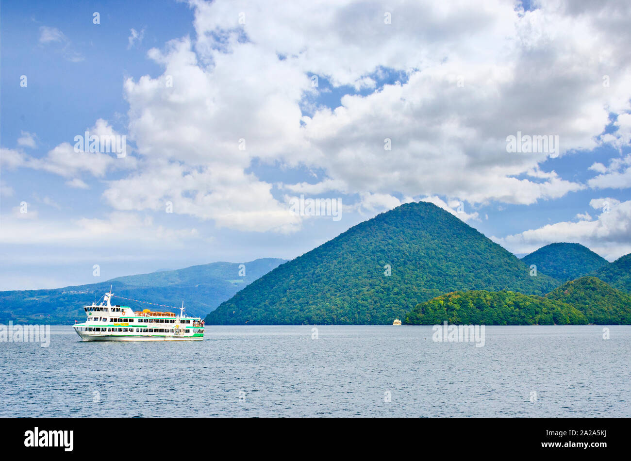 Lake Toya mit Sightseeing-Boot und Mt. Yotei im Hintergrund, Hokkaido. Stockfoto