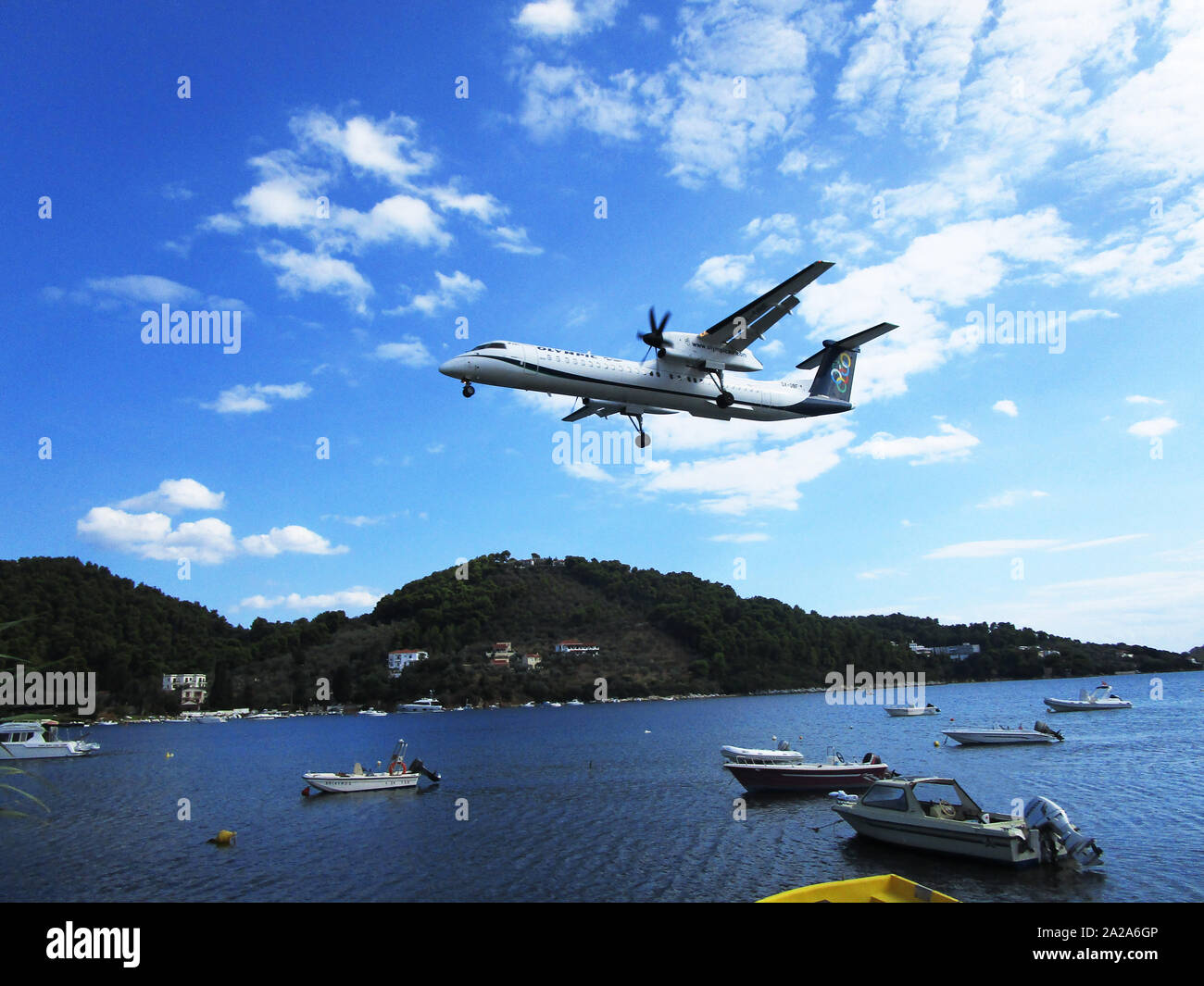 Einem griechischen Olympischen Flugzeuge Ansätze Flughafen Skiathos fliegen tief über dem Meer auf Ihrer Vorgehensweise. Stockfoto