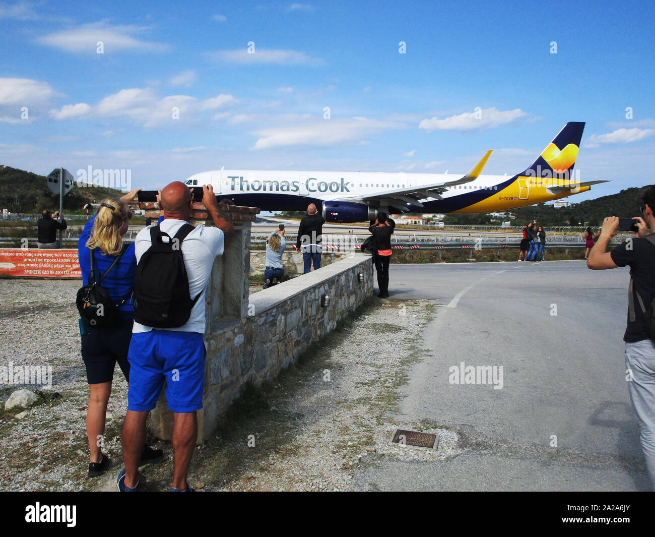 Urlauber mit Fotografien von Thomas Cook Ebene am Flughafen Skiathos, bevor es sich nimmt. Stockfoto