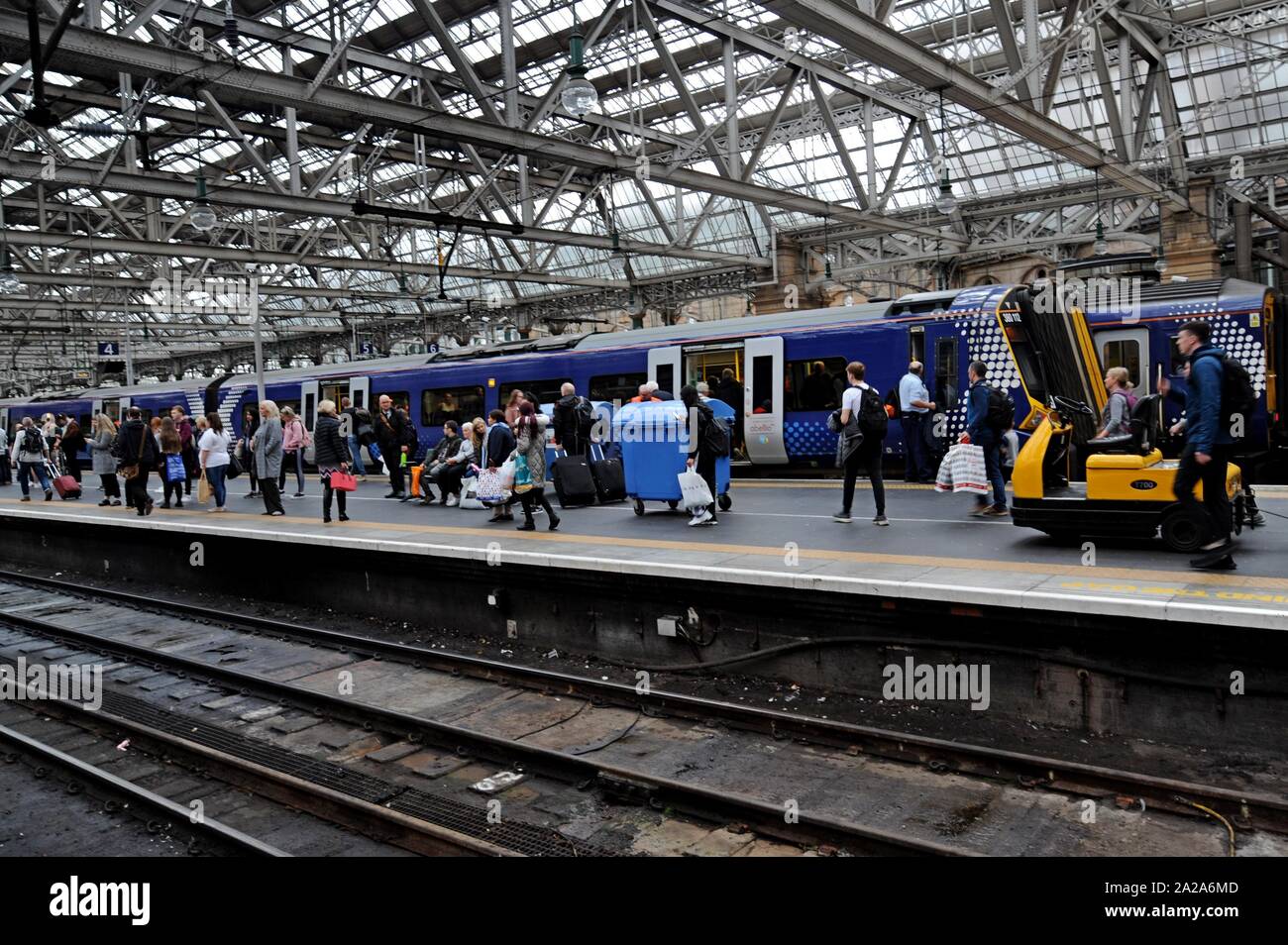 Die Fluggäste scotrail Klasse 380 Desiro elektrische Züge von Glasgow Central Station Stockfoto