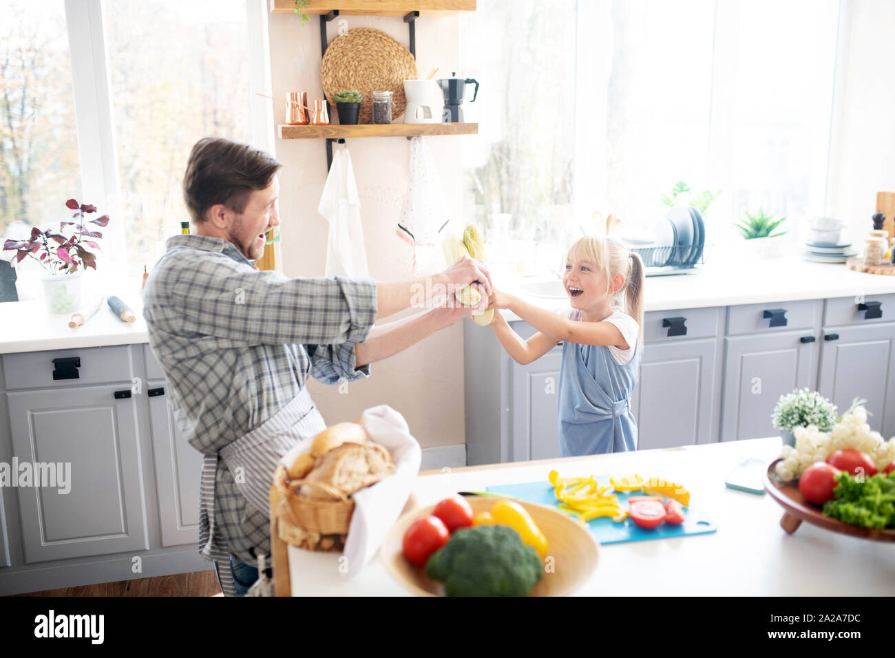 Lachend Tochter Spaß mit Vater in der Küche Stockfoto