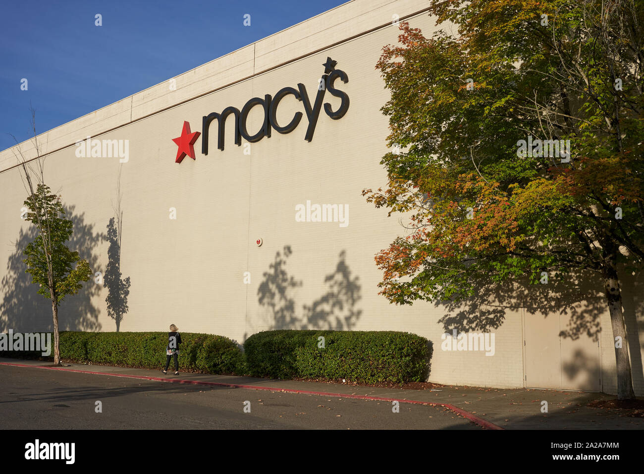 Tigard, Oregon, USA - 26.September 2019: Der Macy Logo außerhalb eines Macy Kaufhaus in Portland, Oregon. Stockfoto