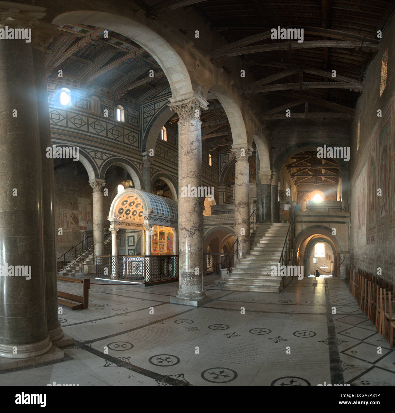 Innenraum der romanischen Kirche San Miniato al Monte, Florenz Stockfoto