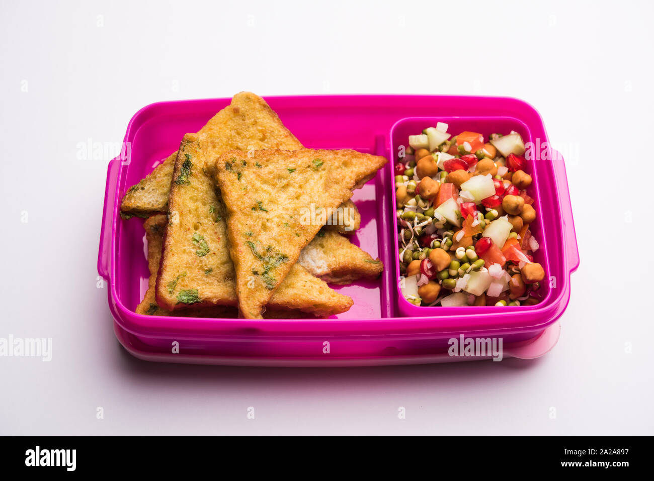 Lunch Box/Tiffin für indische Kinder, umfasst Brot Omelett Pakora mit tomatenketchup oder Rosenkohl, selektiven Fokus Stockfoto