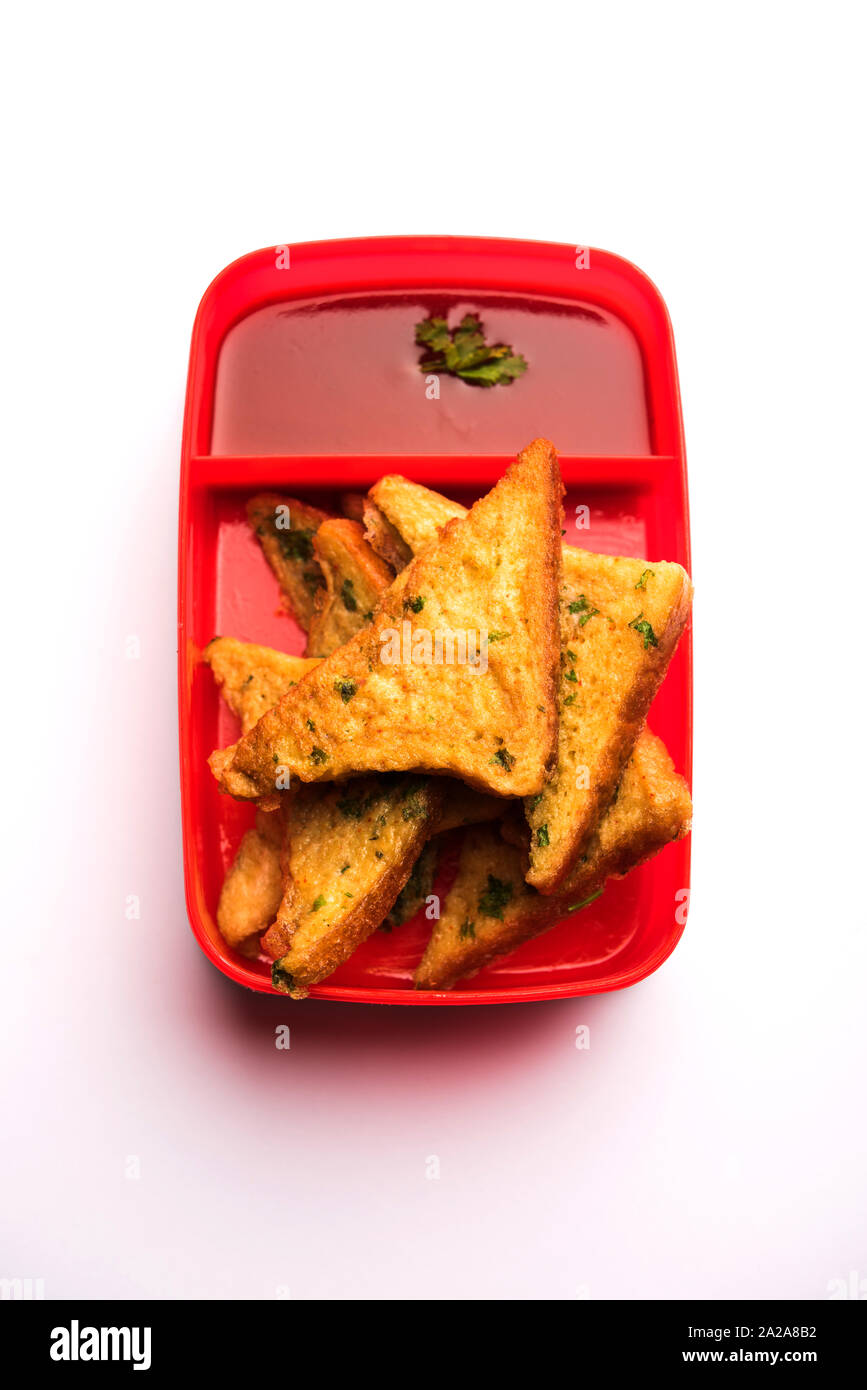 Lunch Box/Tiffin für indische Kinder, umfasst Brot Omelett Pakora mit tomatenketchup oder Rosenkohl, selektiven Fokus Stockfoto