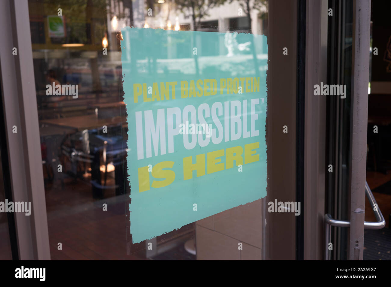 Portland, OR - Sep 6, 2019: Ein Qdoba Mexican isst Restaurant in der Innenstadt von Portland wirbt für die Verfügbarkeit von unmöglichen Marke pflanzlichen Protein. Stockfoto