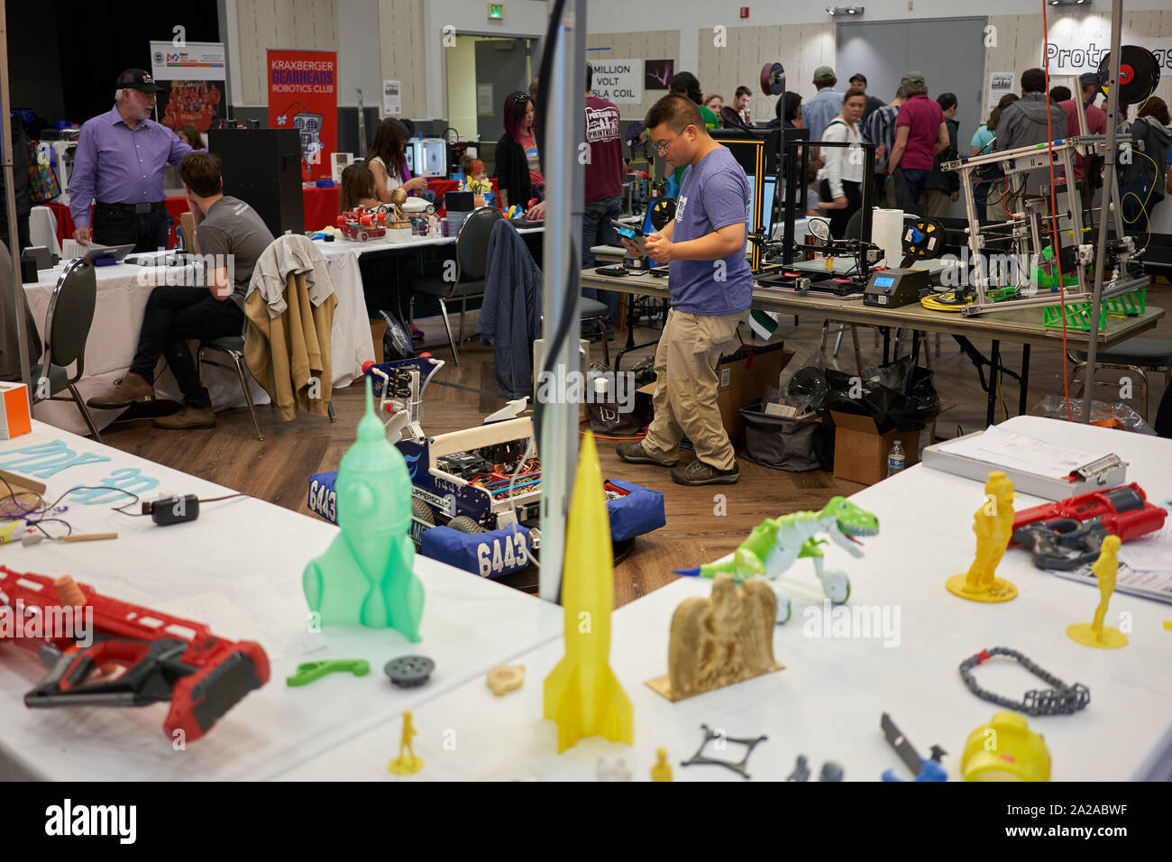3D-Druck-Enthusiasten treffen sich am Sonntag, den 8. September 2019, im Portland Mini Maker Faire, einem Wissenschaftsmuseum in OMSI, Oregon. Stockfoto