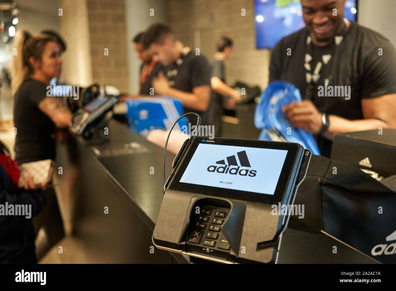 Eine VeriFone Markenpos Maschine mit Adidas Logo auf dem Bildschirm wird am 13. September 2019 am Kassenschalter in einem Adidas-Shop in Portland, Oregon, gesehen. Stockfoto