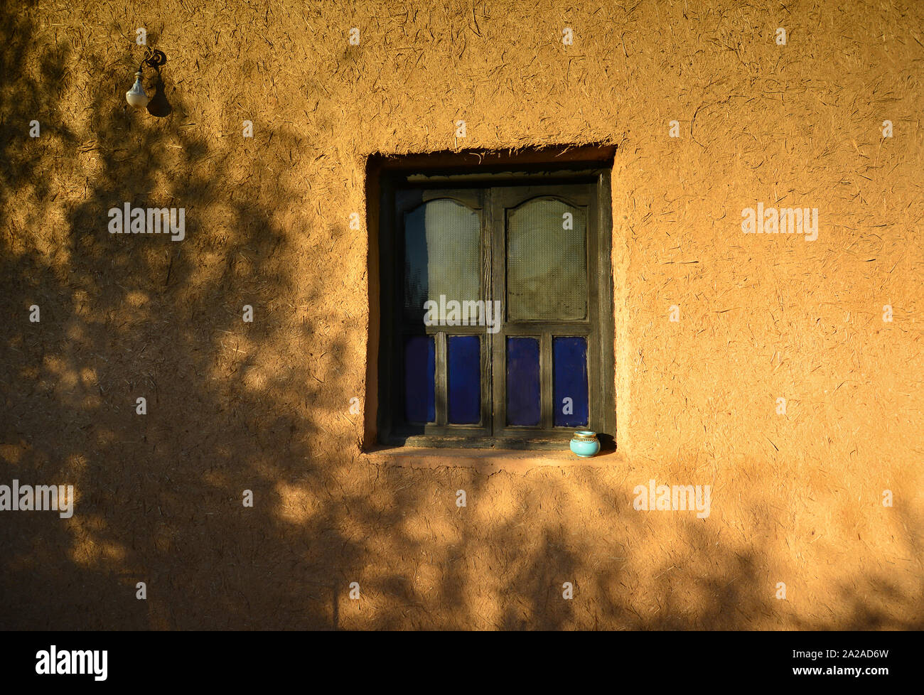 Licht und Schatten auf marokkanische Fenster in Traditionelle adobe Haus. Marokko Stockfoto