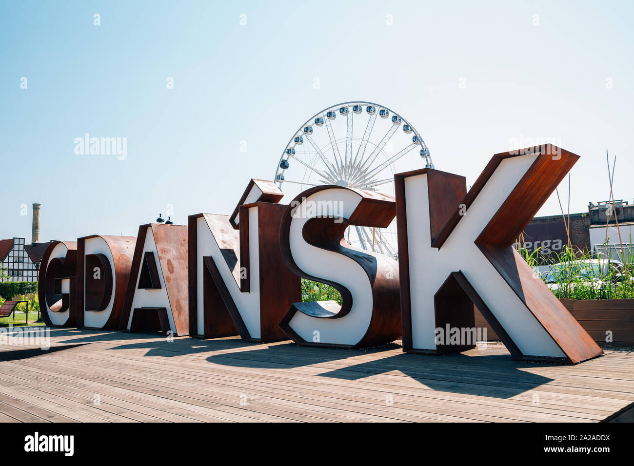 Danzig, Polen - Juni 12, 2019: Der Name der Stadt Danzig und Riesenrad Stockfoto