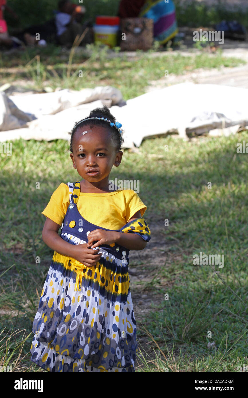 Kleines afrikanisches Mädchen stehen auf Rasen, Sansibar, Unguja Insel, Tansania. Stockfoto