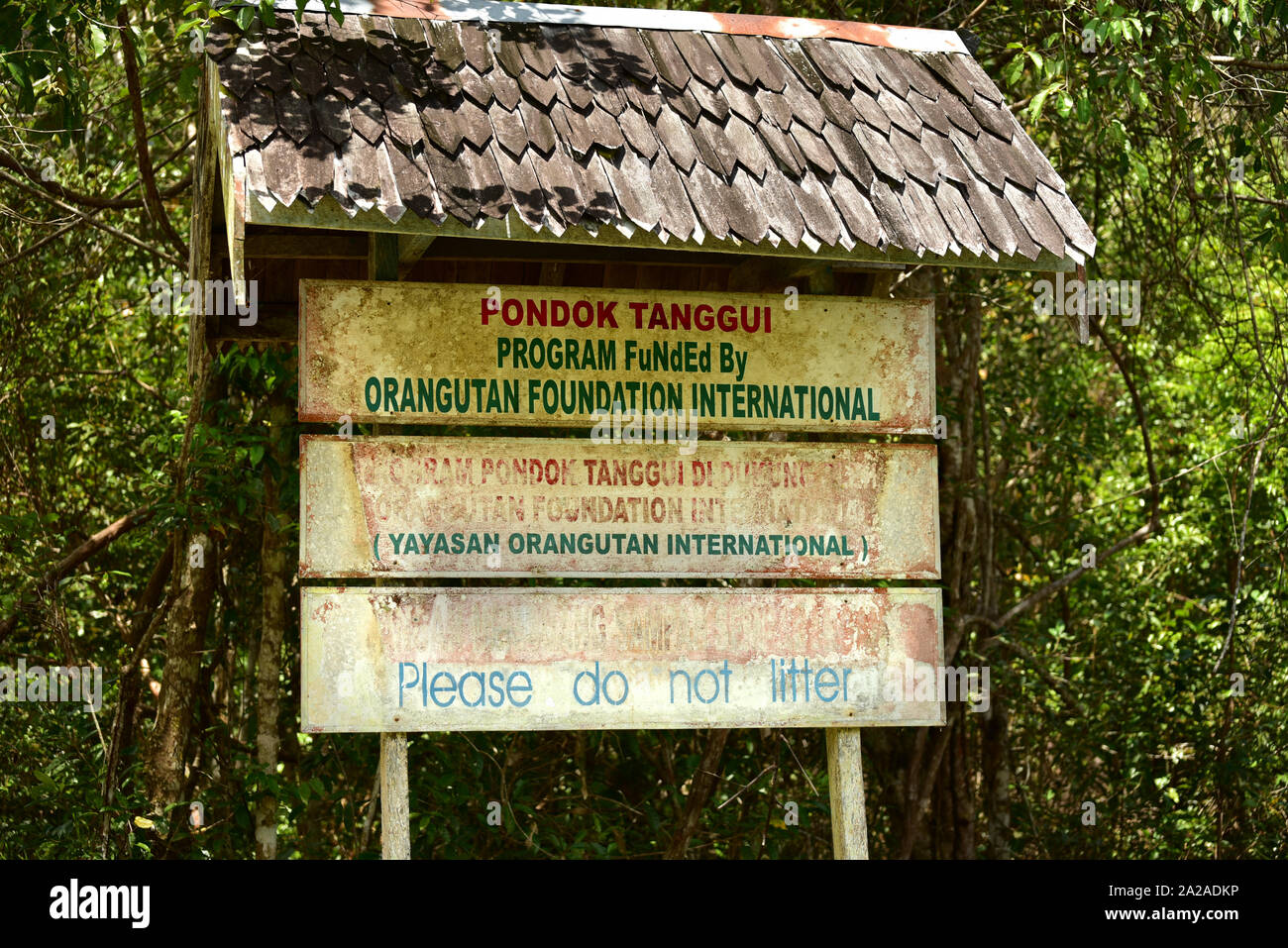 Pondok Tanggui Zeichen an Orangutan Rehabilitationszentrum. Tanjung Puting Nationalpark. Indonesien Stockfoto