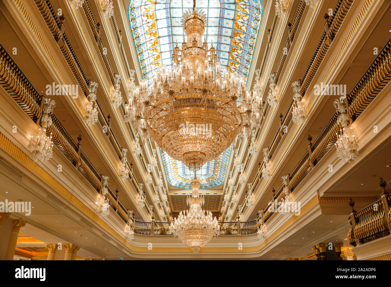 ANTALYA, Türkei - September 12, 2019: Kronleuchter in Mardan Palace Luxury Hotel, das teuerste Europäer Resort Stockfoto