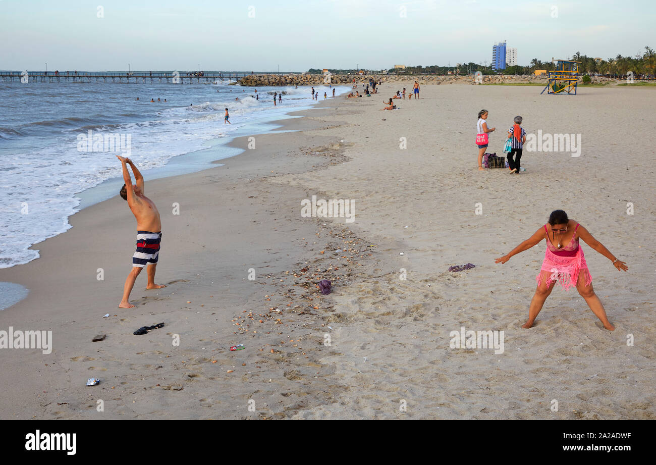 Colombia Riohacha Menschen Sport, Schwimmen und Relaxen am Strand. Warming up 26-6-2019 Foto Jaco Klamer/Alamy Stockfoto