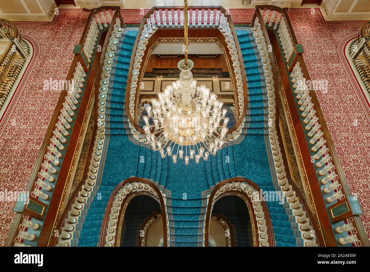 ANTALYA, Türkei - September 12, 2019: Haupttreppe in der Lobby von Titanic Mardan Palace Luxury Hotel, Resort das Teuerste der Europäischen. Stockfoto