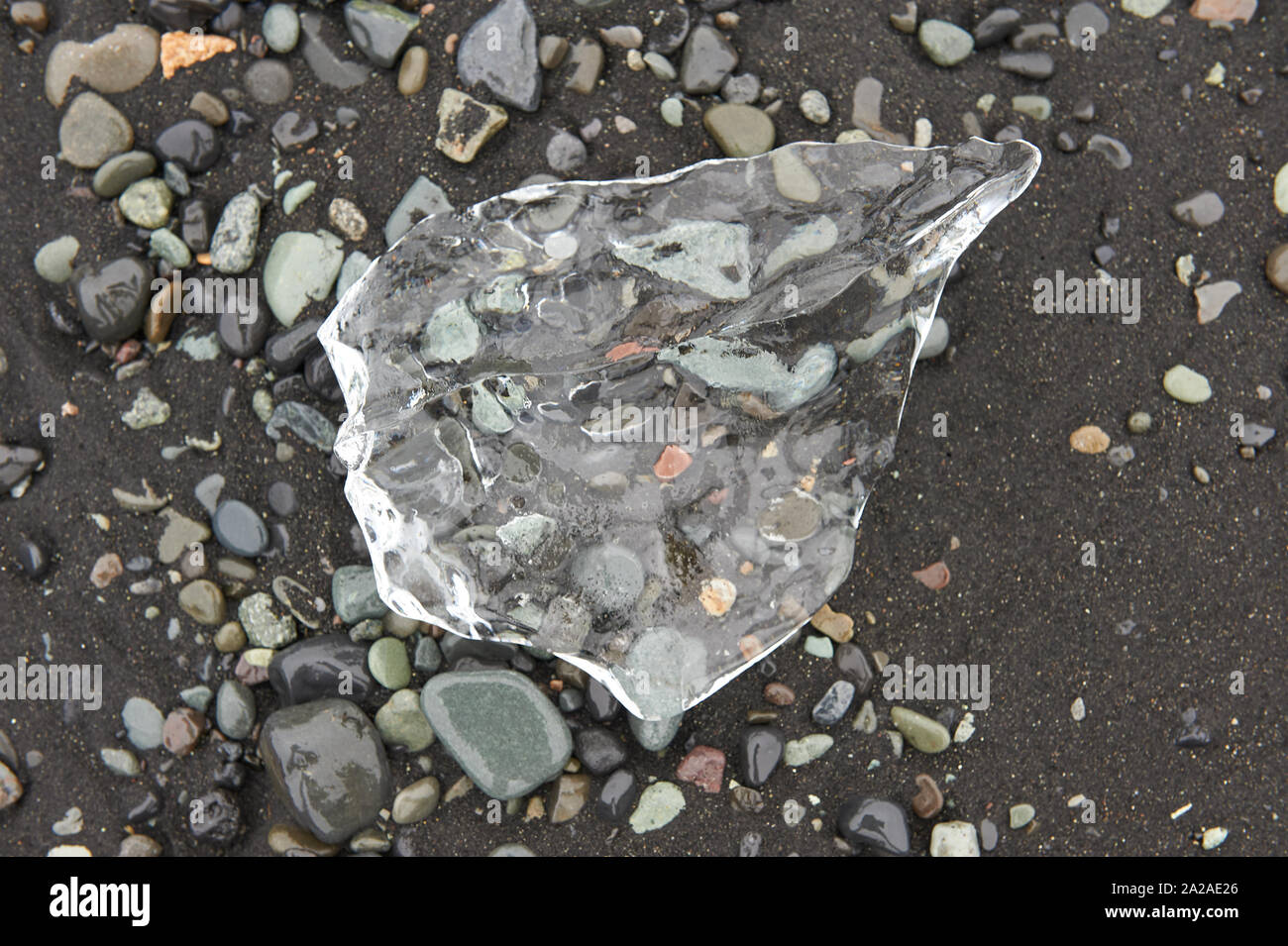 Ein Stück Eis auf schwarzen Strand, Gletscherlagune Jökulsarlon Südosten Islands Stockfoto