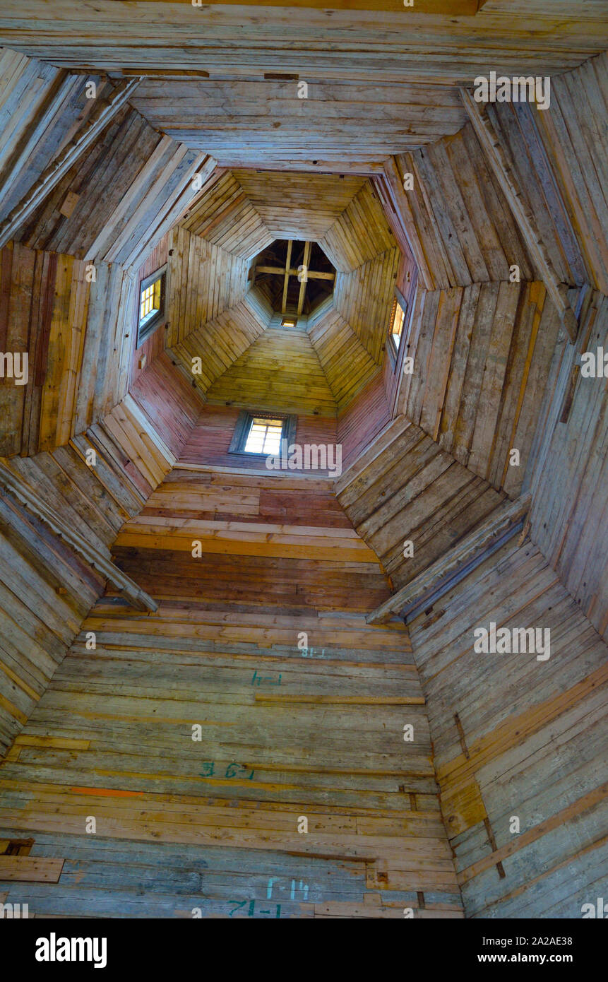 Kuppel einer Holz- orthodoxen Kirche. Innenansicht Stockfoto