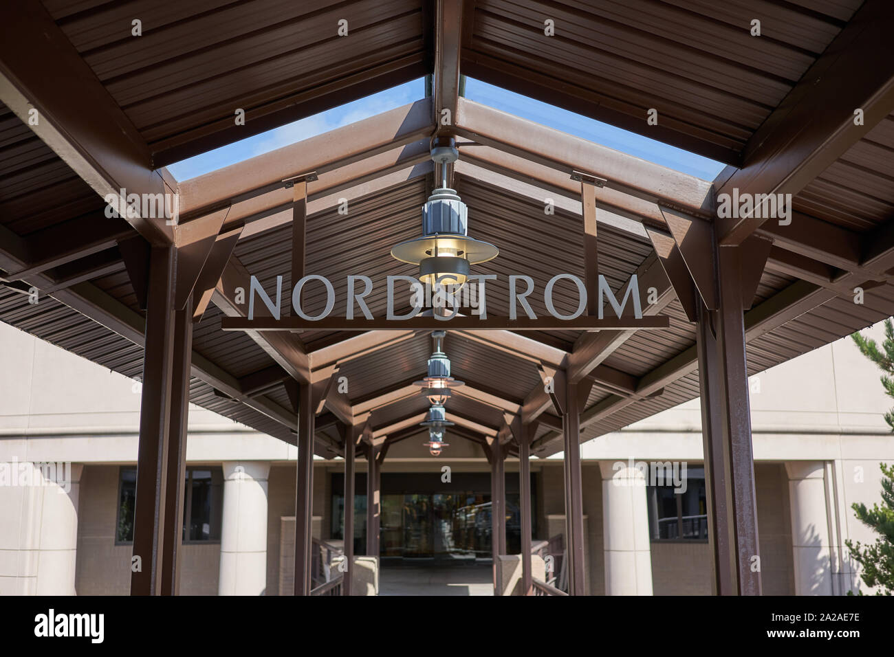 Tigard, Oregon, USA - 16.September 2019: Die NORDSTROM Schild an der Einfahrt zu einem Nordstrom Warenhaus in Tigard, Oregon gesehen. Stockfoto