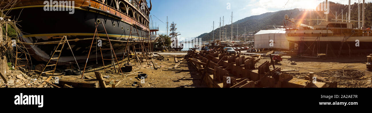 Alte Dry Dock mit einem großen Wiege für das Schleppen in Boote Stockfoto