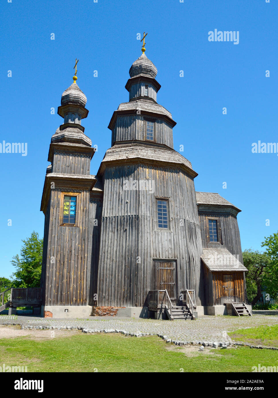 Alte Holz- orthodoxen Kirche. Auf Hintergrund mit blauer Himmel Stockfoto