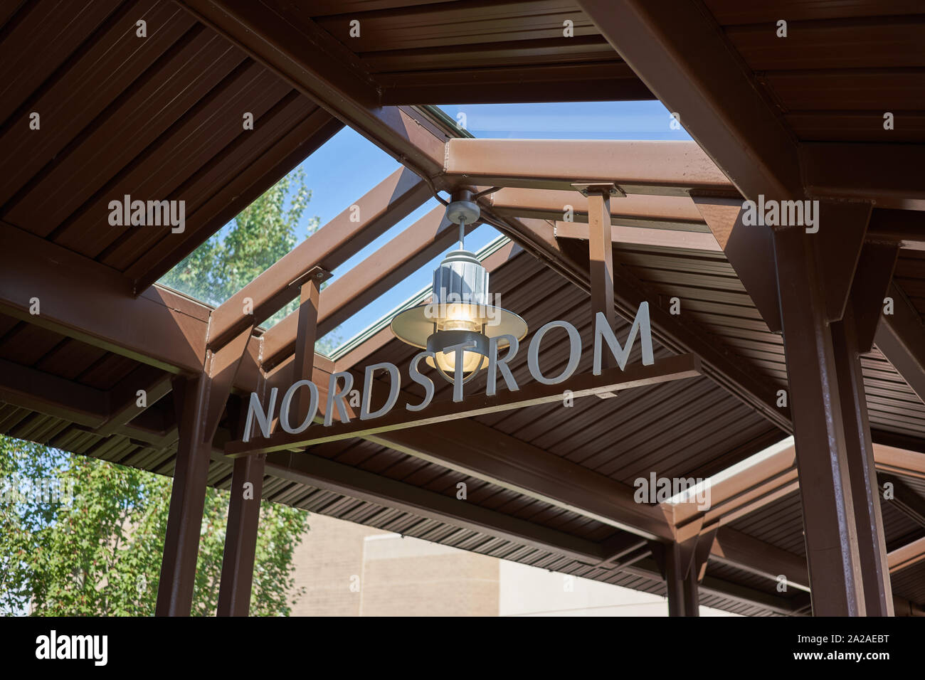 Tigard, Oregon, USA - 16.September 2019: Die NORDSTROM Schild an der Einfahrt zu einem Nordstrom Warenhaus in Tigard, Oregon gesehen. Stockfoto