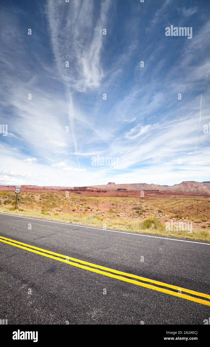Us-Highway 163 in der Nähe von Monument Valley, Fokus auf Asphalt. Die Autobahn ist ein Teil der Strecke der Alten, ein National Scenic Byway und läuft in Arizo Stockfoto