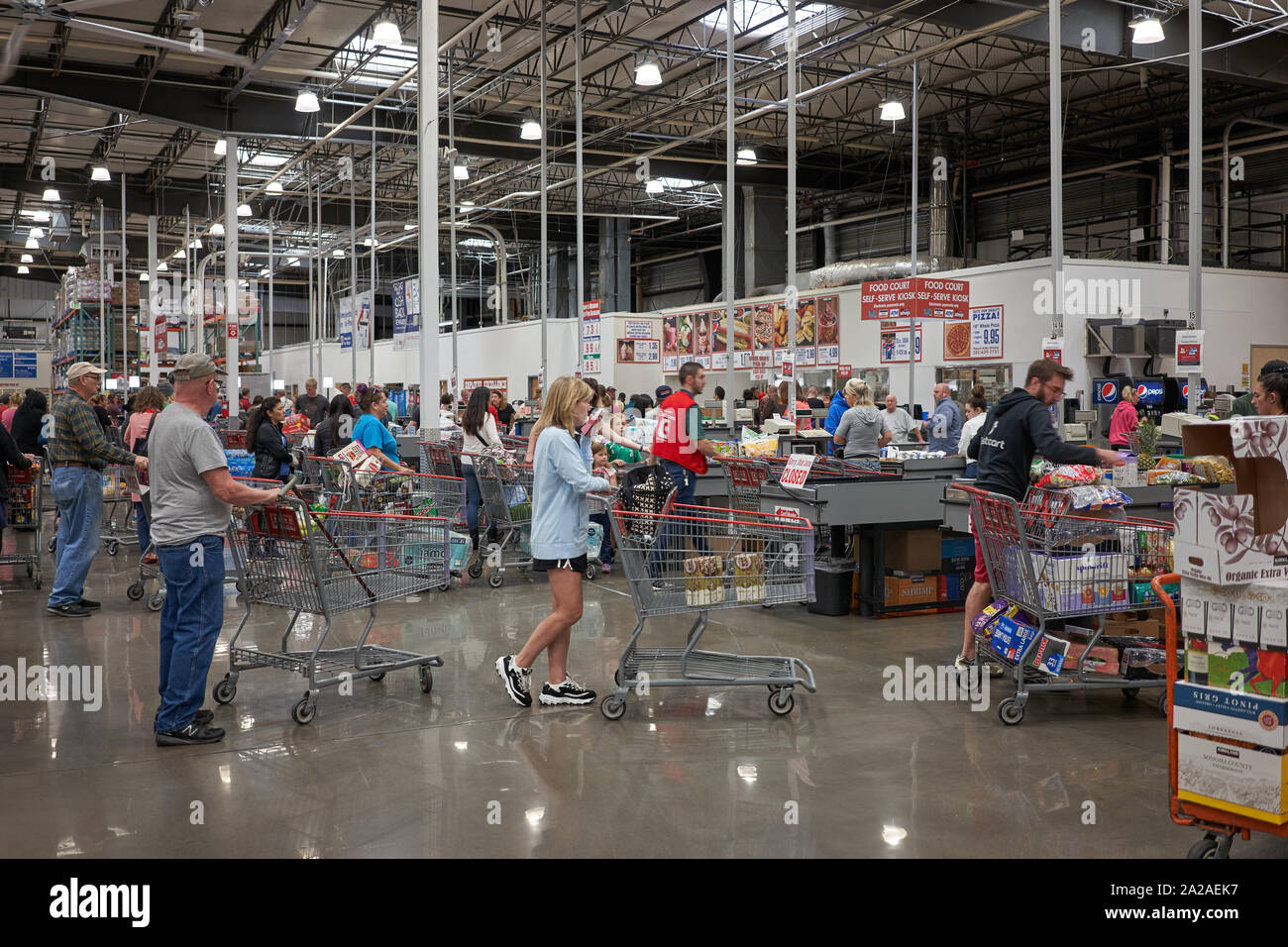 Am Montag, den 16. September 2019, stehen die Käufer in einem Costco Großhandelsgeschäft in Tigard, Oregon, an der Kasse. Stockfoto