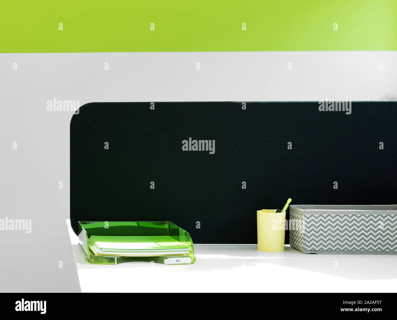 Moderne Büro stand mit grünen Datei Fächer und Pen pot Halter Stockfoto