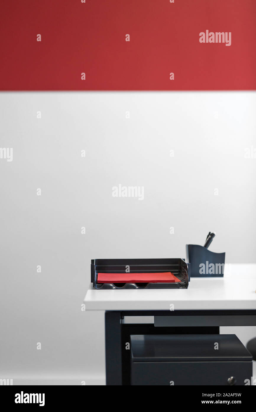 Moderne Büro Schreibtisch mit Einreichung Schalen und Gehäuse Stockfoto