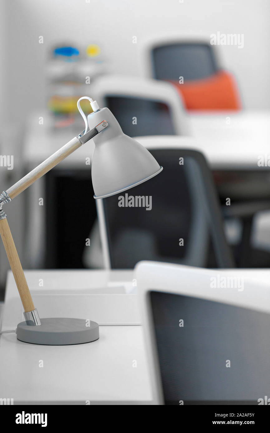 Modernes Büro mit Schreibtisch und Stühlen Stockfoto