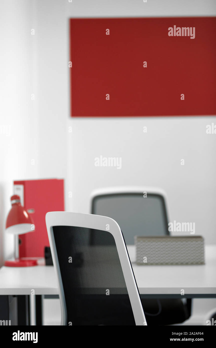 Modernes Design Office mit Stühlen und eine rote Lampe Stockfoto
