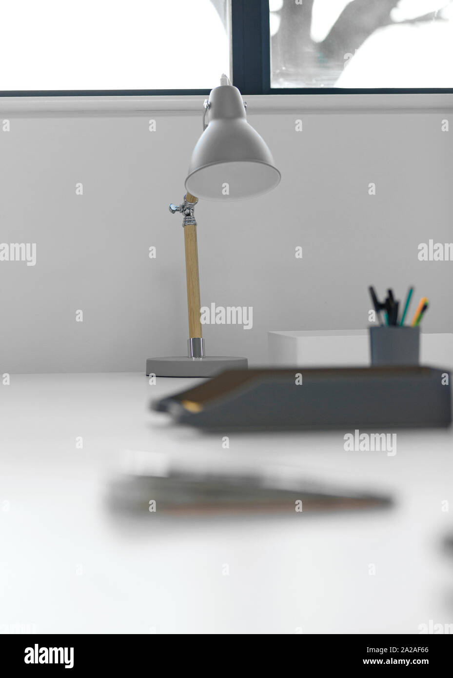 Moderne Büro Schreibtisch mit Lampe und Anmeldung Fächer Stockfoto